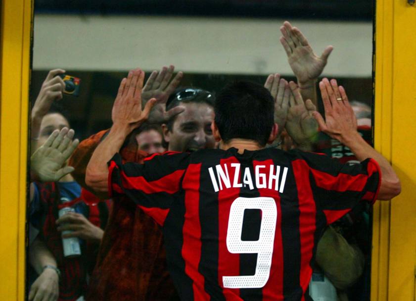 13 settembre 2003: Inzaghi esulta con i tifosi dopo un gol al Bologna. Omega